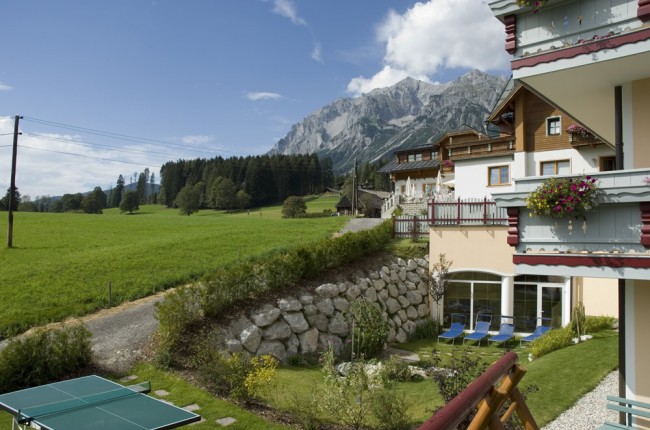 Der Blick vom Hotel zum Dachstein