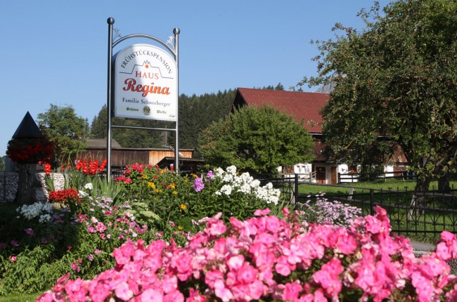 Traumhafte Blütenpracht im Gästehaus Regina im Sommer