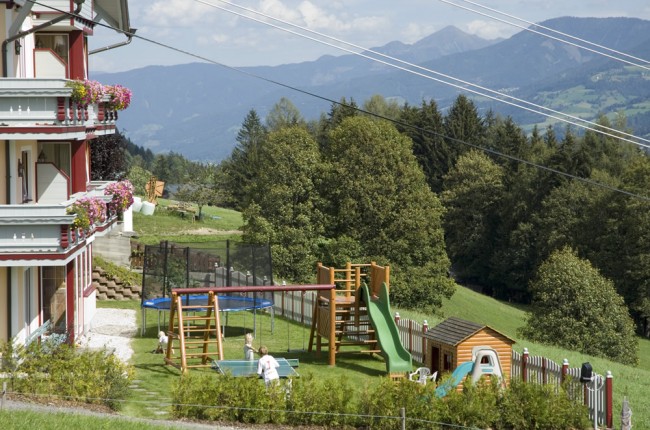 Spielplatz direkt am Hotel