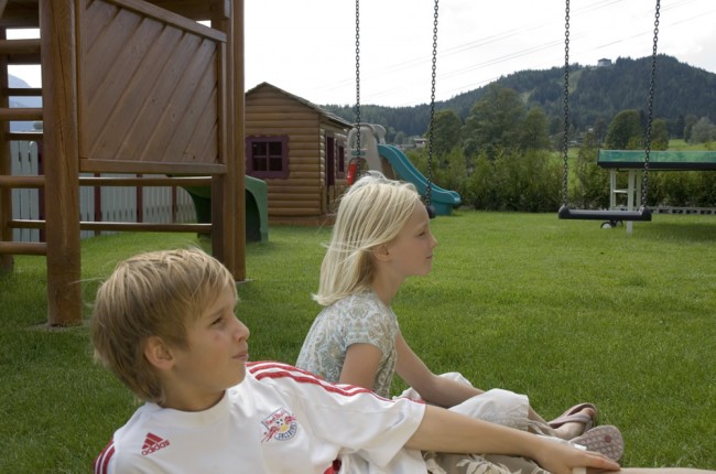 Spielen am Spielplatz am Hotel