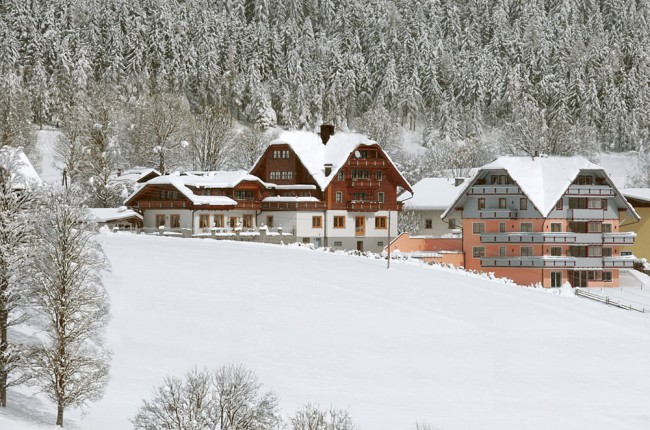 Das Hotel im Winter - herrlich verschneit am Fuße des Dachsteingebirges