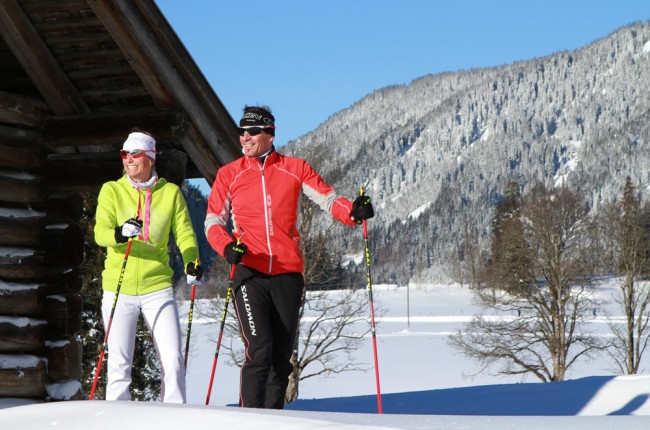 Winterwandern in verschneiter Landschaft © Photo-Austria Hans-Peter Steiner