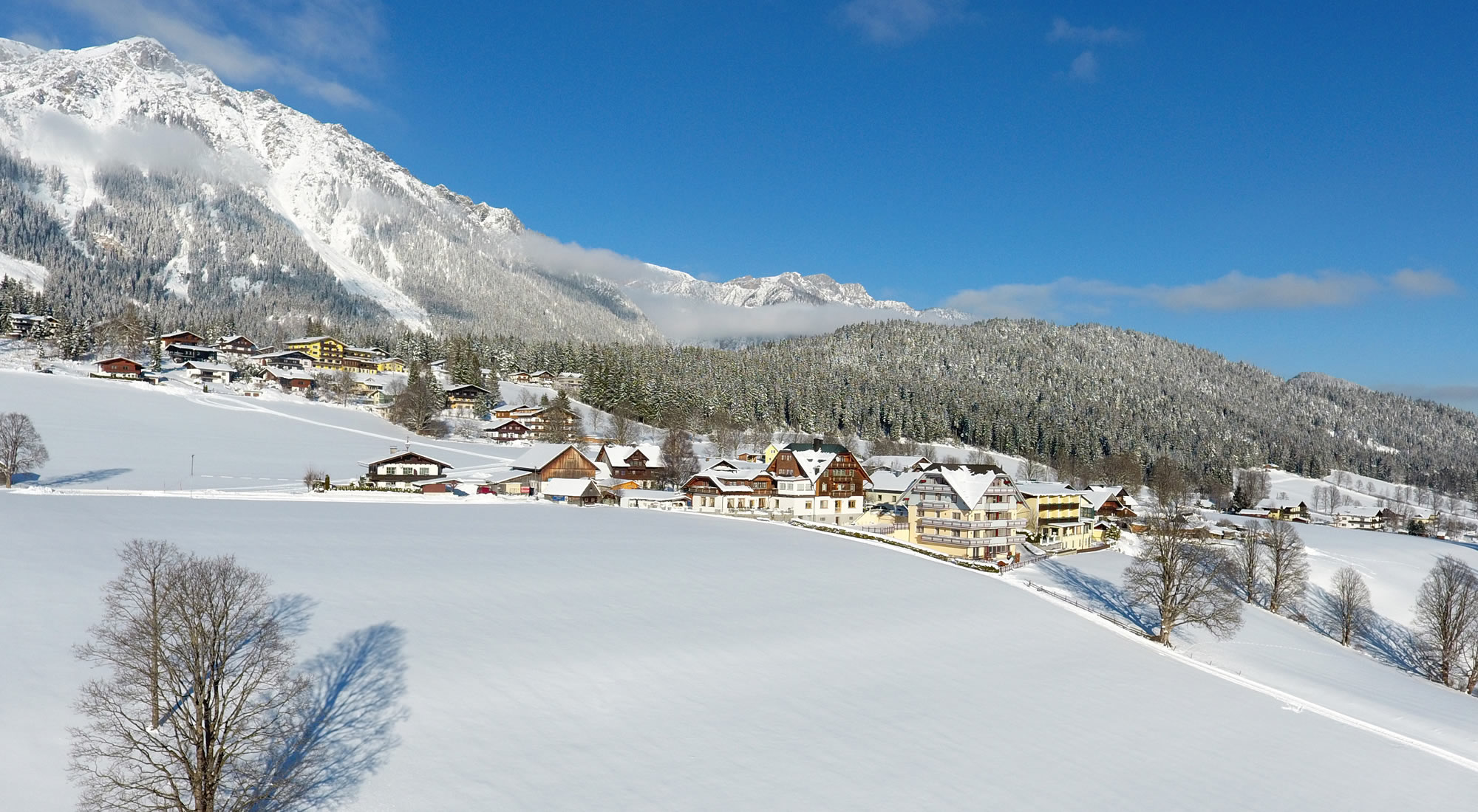 Bergpanorama im Winter, in der Mitte unser Hotel Neuwirt