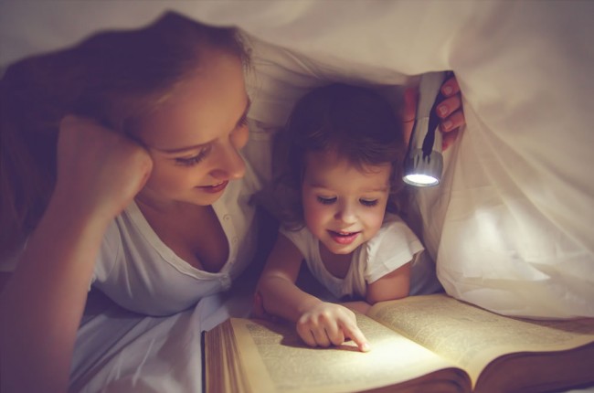 Kind mit Mutter beim Lesen